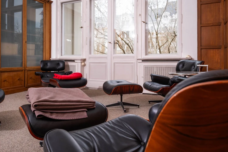 große schwarze Ledersessel laden zum entspannen ein