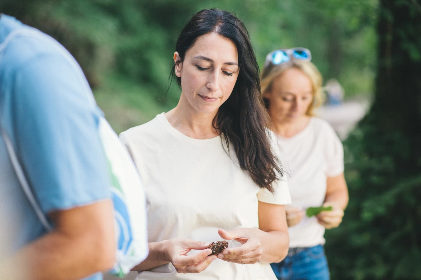 Personen im Freien beschäftigen sich intensiv mit der Natur