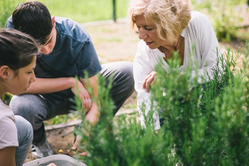 Zwei jugendliche und eine frau sind draußen