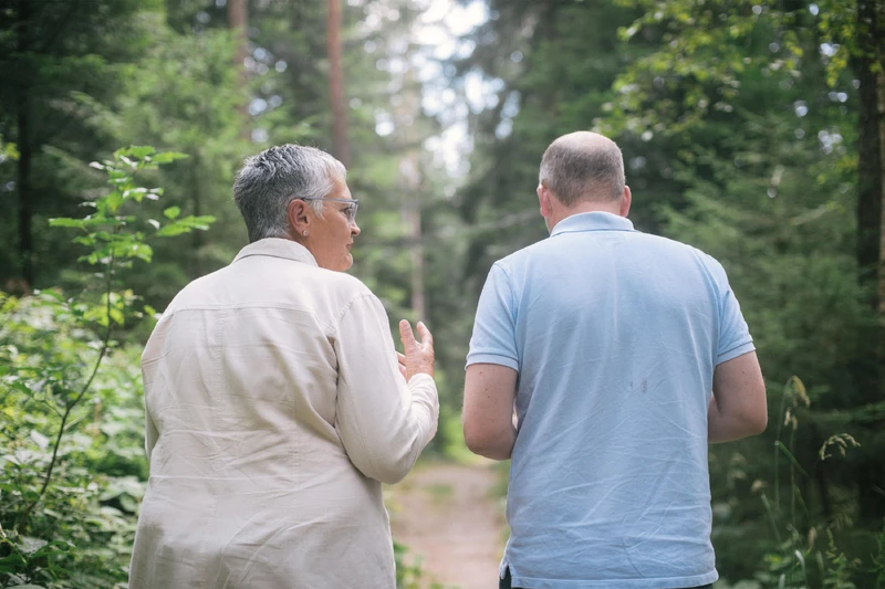 Zwei Personen laufen draußen im wald
