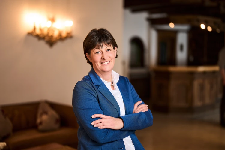 Portr&auml;t einer Frau in einem historischen Innenraum