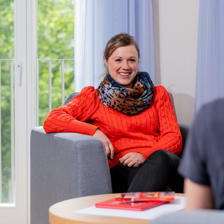 junge Patientin im Gespr&auml;ch mit Therapeutin