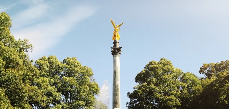 Friedensengel in M&uuml;nchen vor blauem Himmel