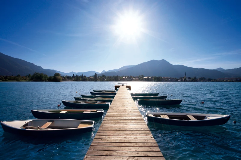 Holzsteg mit Boten am Tegernsee
