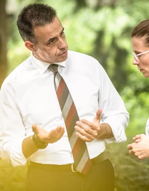 Mann spaziert und spricht mit Frau in der Natur