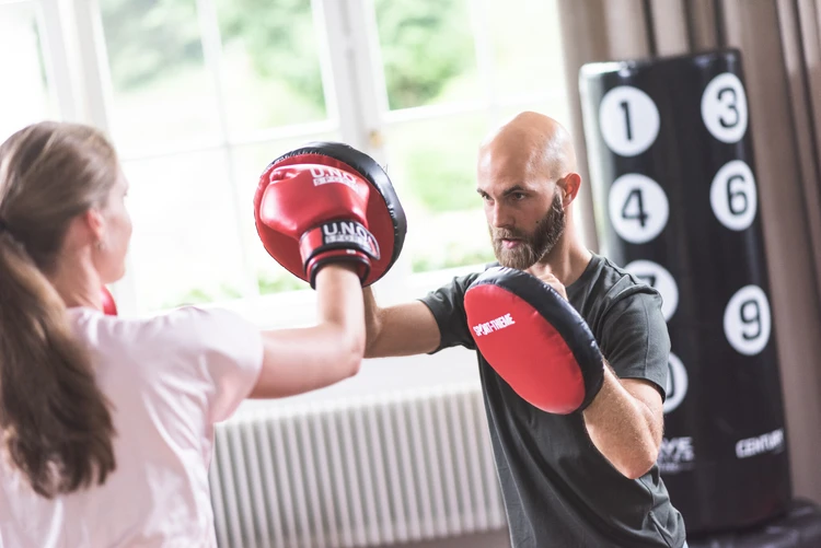 Mann &uuml;bt Boxen mit einer Frau