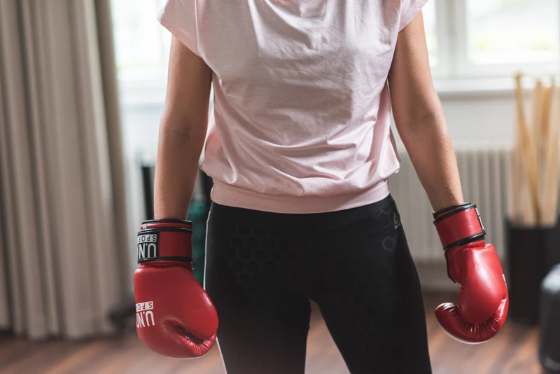 Nahaufnahme von Frau mit roten Boxhandschuhen