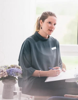 Frau spricht mit einem patienten