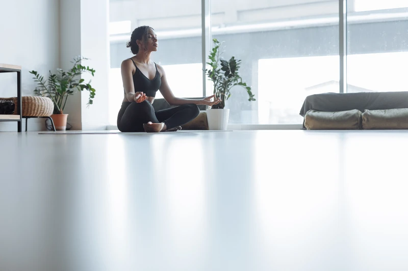 Frau sitzt in meditations pose