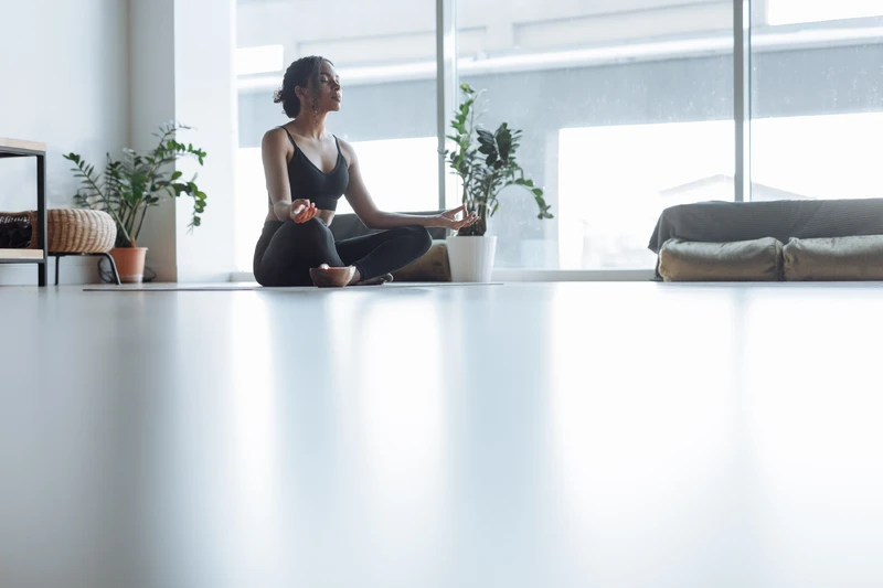 Frau sitzt in meditations pose