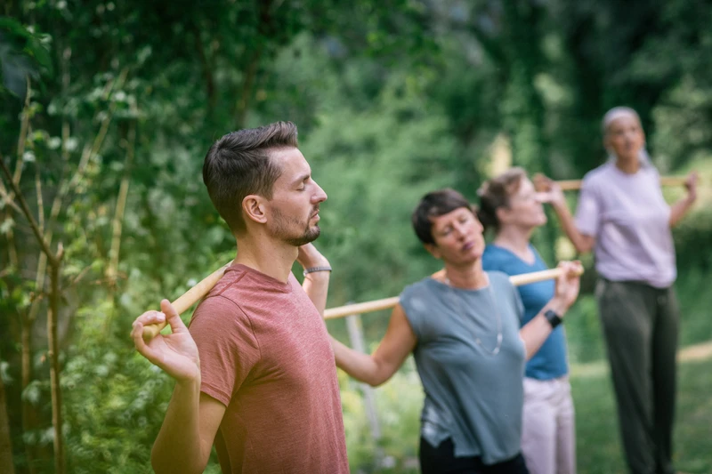 therapie gruppe macht entspannungs &uuml;bungen drau&szlig;en im wald