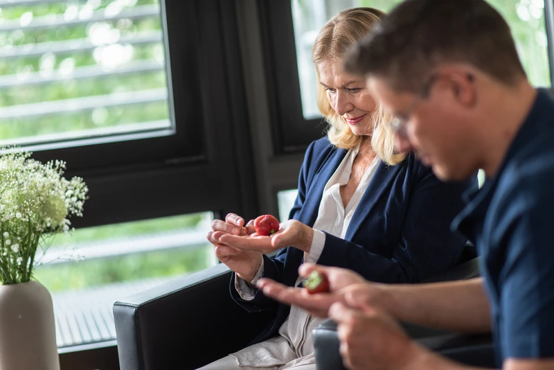 Zwei Personen im Gespr&auml;ch im Freien.