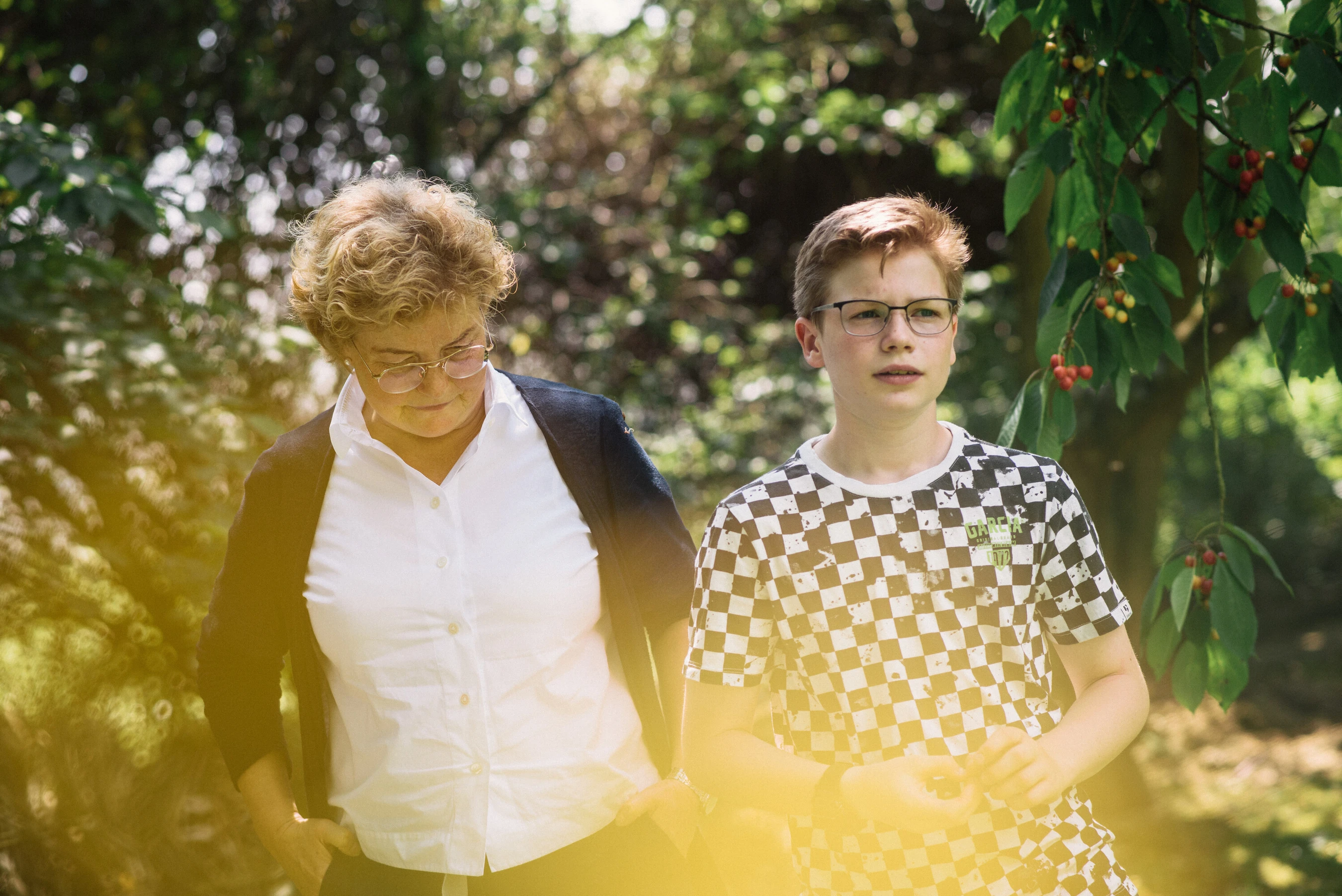 Ein kind und eine frau spazieren im wald