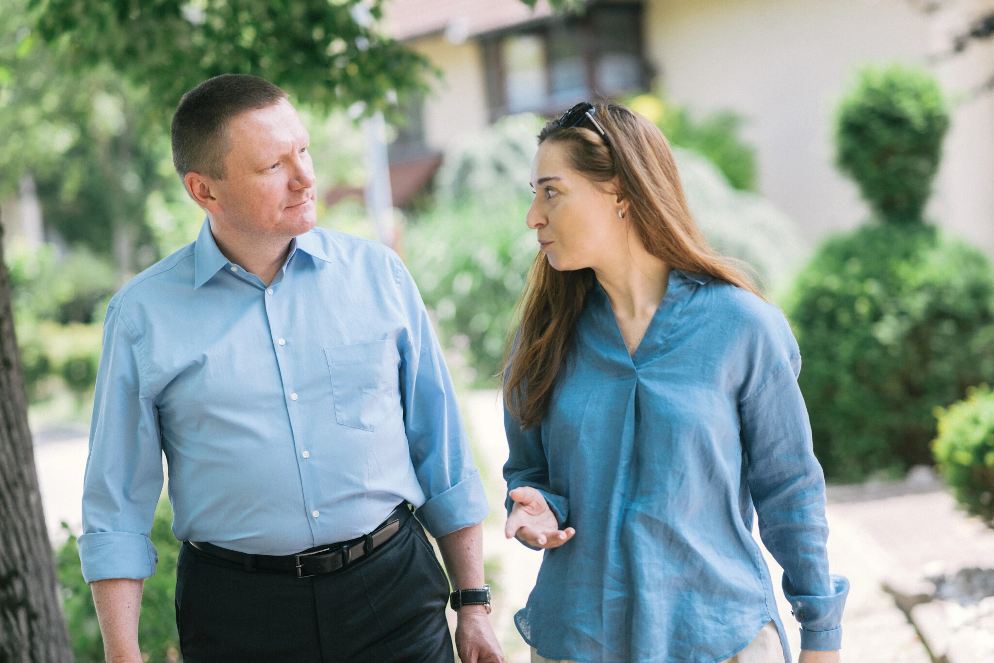 Mann und Frau gehen drau&szlig;en spazieren und unterhalten sich