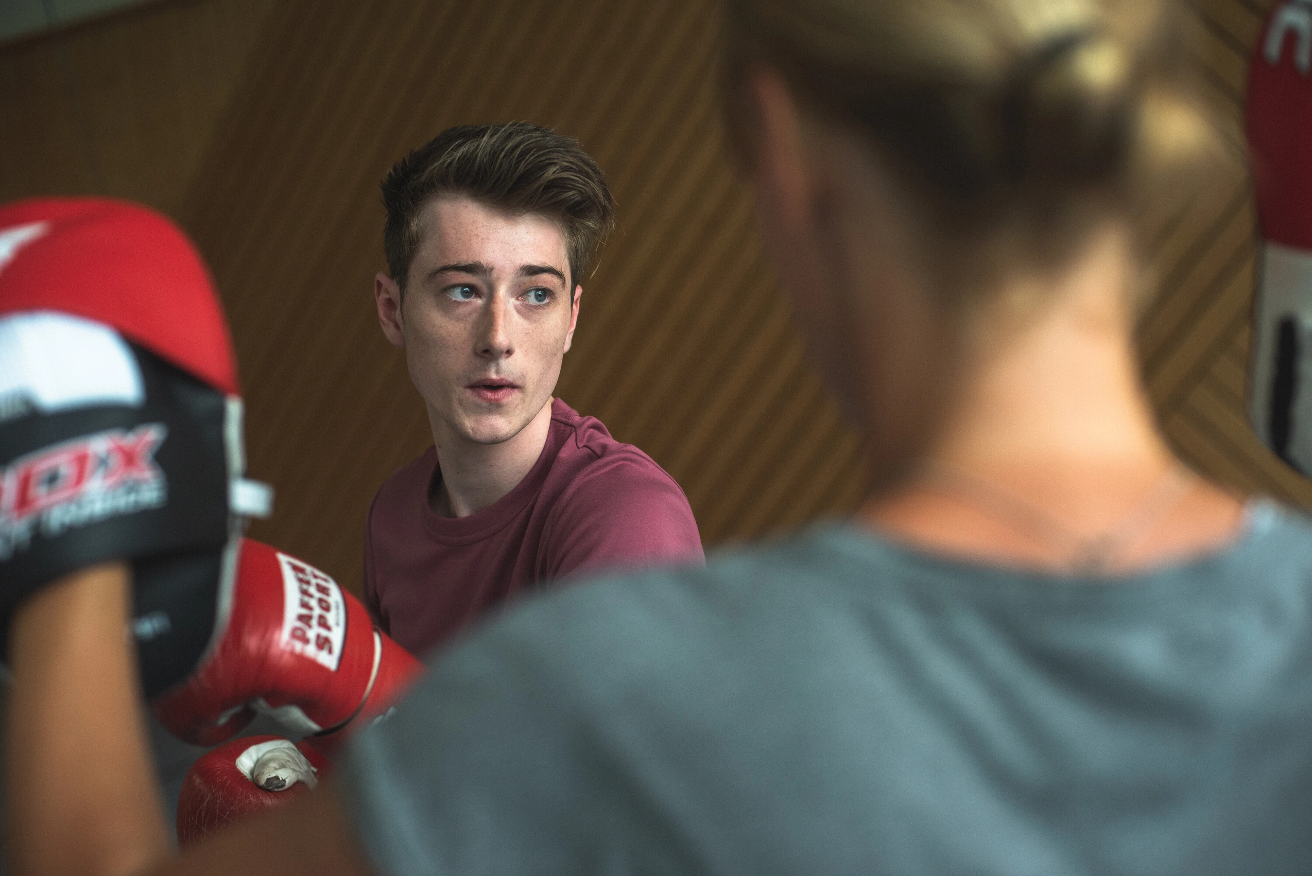 Junger Mann &uuml;bt Boxen