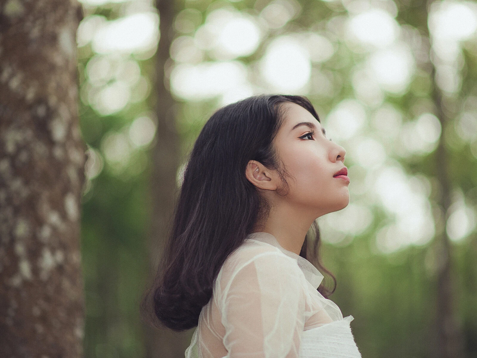 Frau steht im wald und schaut sich um