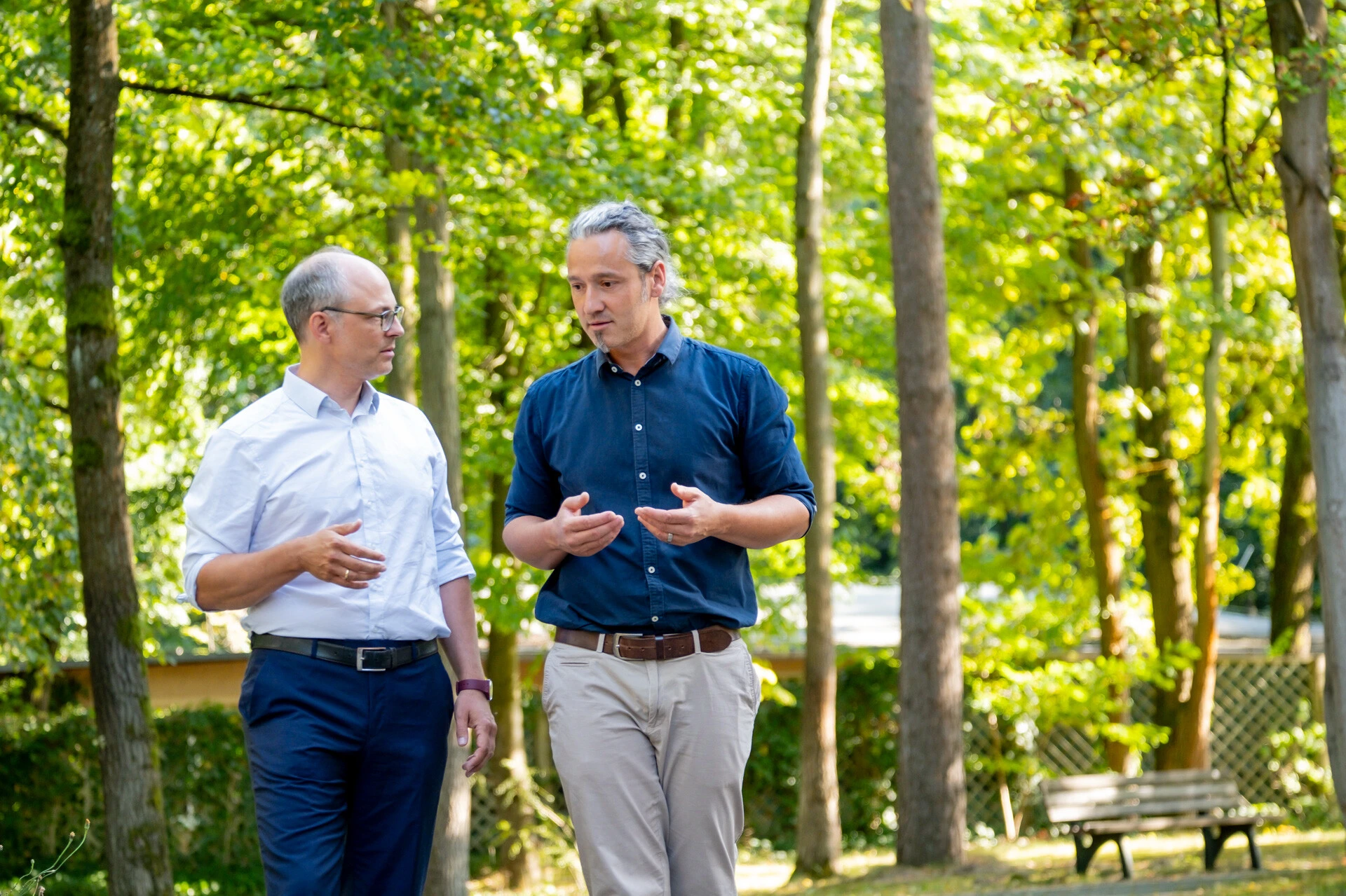 arzt und patient spazieren drau&szlig;en