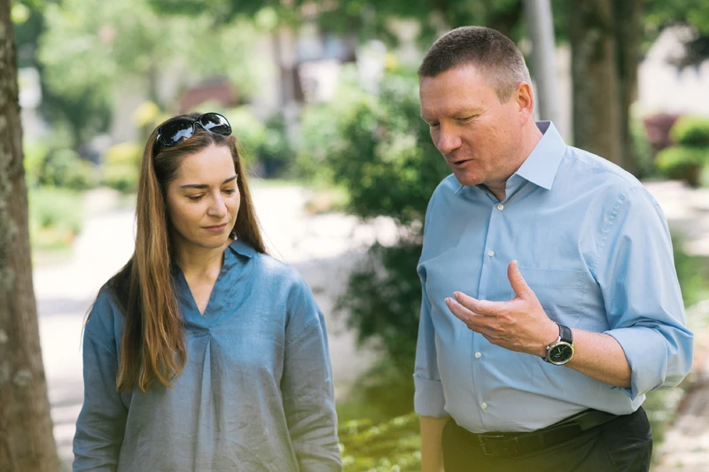Mann spricht mit Frau beim spazieren im Park