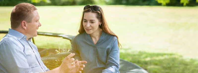 Zwei Personen im Gespräch im Freien.