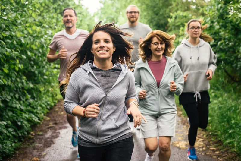 Eine gruppe von menschen laufen draußen